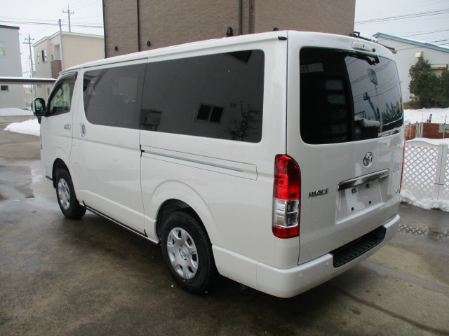 トヨタ　ハイエース　遮熱　フィルム